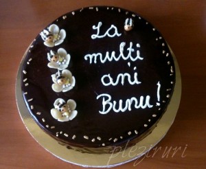 Tort cu vanilie pralina de alune si ciocolata