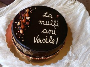 Tort cu vanilie, pralina de alune si ciocolata