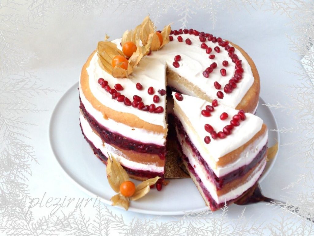 Tort cu fructe de padure si iaurt