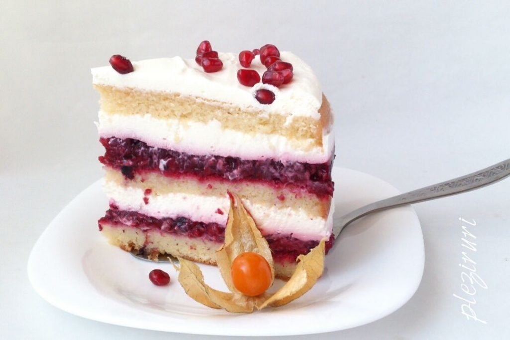 Tort cu fructe de padure si iaurt