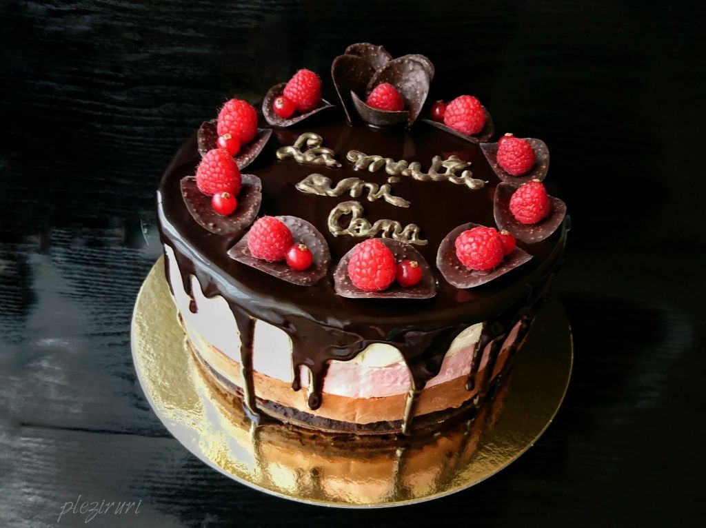 Tort Trio cu crema de branza ciocolata si zmeura