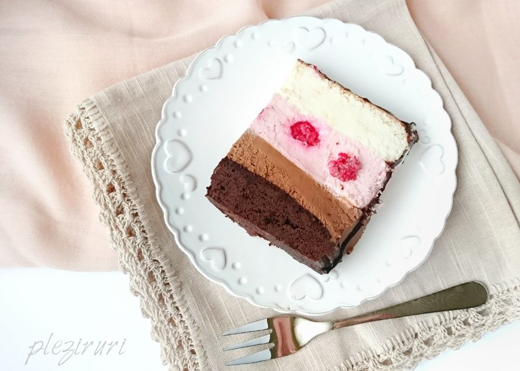 Tort Trio cu crema de branza ciocolata si zmeura